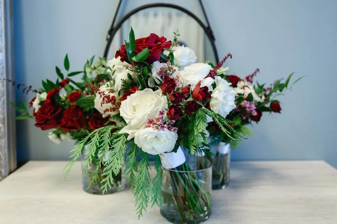  How do you display flowers at a wedding?