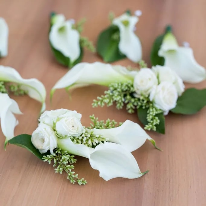 Poppy Flowers: Average cost of wedding flower boutonnieres