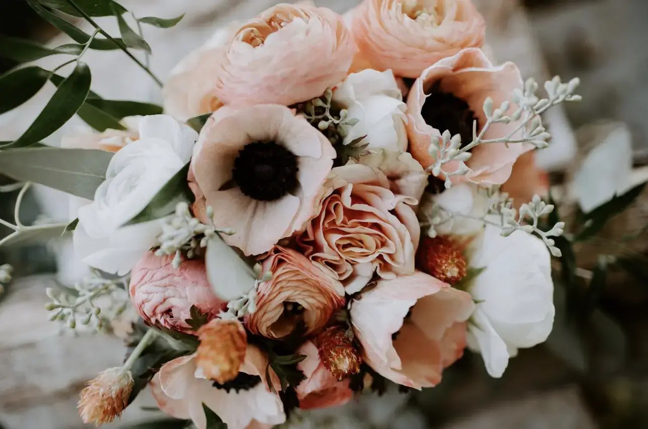 Poppy's Picks: 10 Dreamy Wedding Flower Settings for Couples