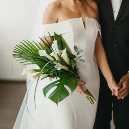 Monstera’s lush greenery for summer wedding